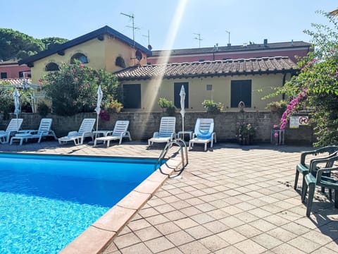 Table, Furniture, Sky, Plant, Property, Building, Tableware, Chair, Outdoor Table, Outdoor Furniture