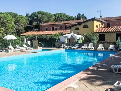 Table, Furniture, Sky, Plant, Property, Building, Tableware, Chair, Outdoor Table, Outdoor Furniture