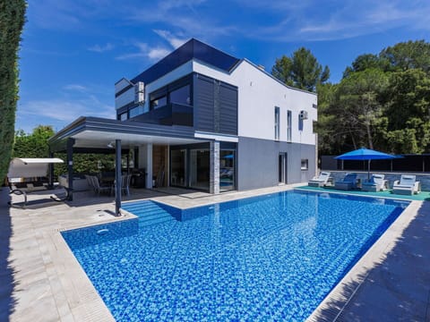 Sky, Table, Property, Furniture, Building, Plant, Chair, Window, Outdoor Table, Tableware