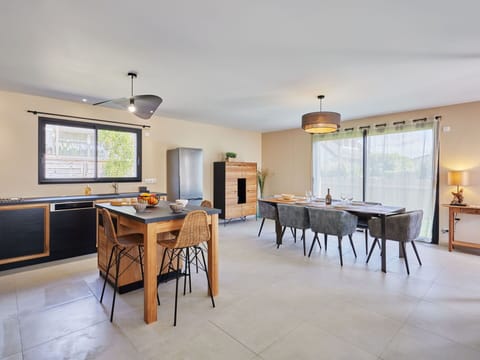 Water, Building, Daytime, Property, Sky, Window, Azure, Architecture, Tree, Urban Design