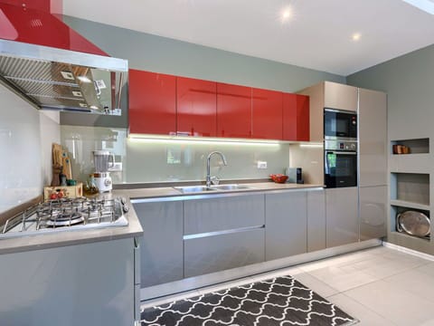 Water, Building, Daytime, Property, Sky, Window, Azure, Architecture, Tree, Urban Design