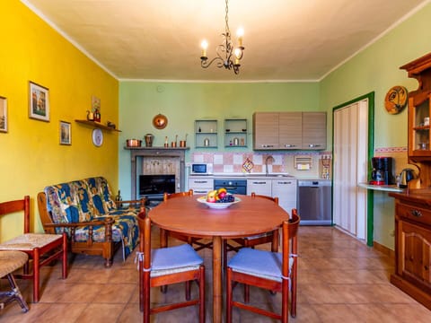 Water, Building, Daytime, Property, Sky, Window, Azure, Architecture, Tree, Urban Design