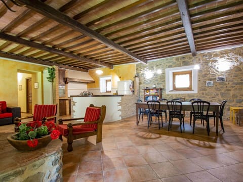 Water, Sky, Building, Plant, Property, Blue, Window, Azure, Swimming Pool, Tree