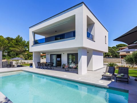 Plant, Water, Sky, Building, Swimming Pool, Azure, Shade, Outdoor Furniture, House, Condominium