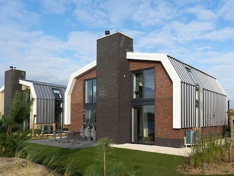 Water, Building, Sky, Property, Swimming Pool, Cloud, Window, Plant, Azure, Body Of Water