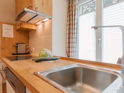 Kitchen Sink, Property, Sink, Countertop, Tap, Wood, Interior Design, Cabinetry, Kitchen, Plumbing Fixture