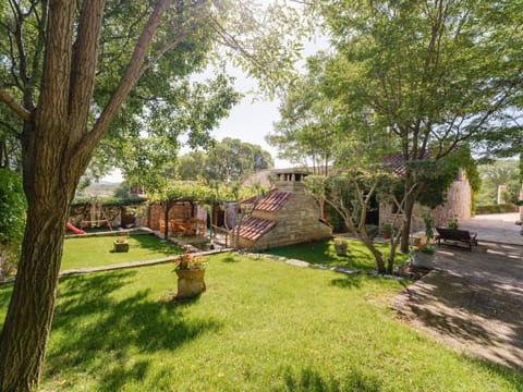 Table, Furniture, Plant, Property, Building, Chair, Wood, Interior Design, Tree, Floor