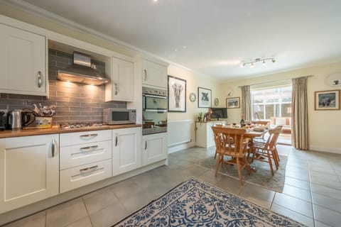 Hector's Hideaway, Wells-next-the-Sea: Kitchen with double electric oven, gas hob, dishwasher, washing machine, microwave, full height fridge/freezer and Nespresso coffee machine. The dining end of the kitchen has a table with six chairs