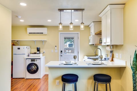 Breakfast Bar w/ Seating | Dishware & Flatware Provided
