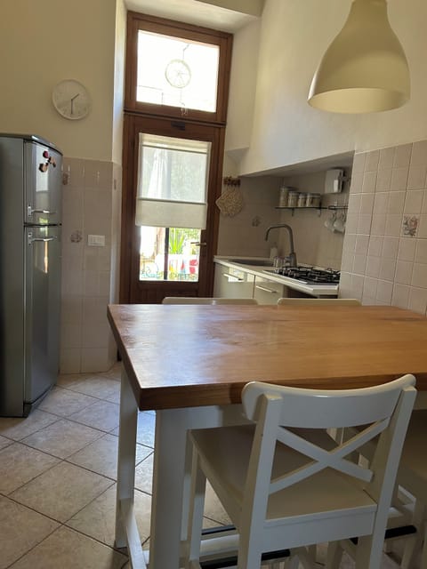 Comodo tavolo da pranzo per 4 persone