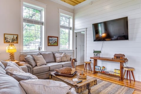 West Lafayette Vacation Rental | 2BR | 2BA | 988 Sq Ft | 3 Steps to Enter