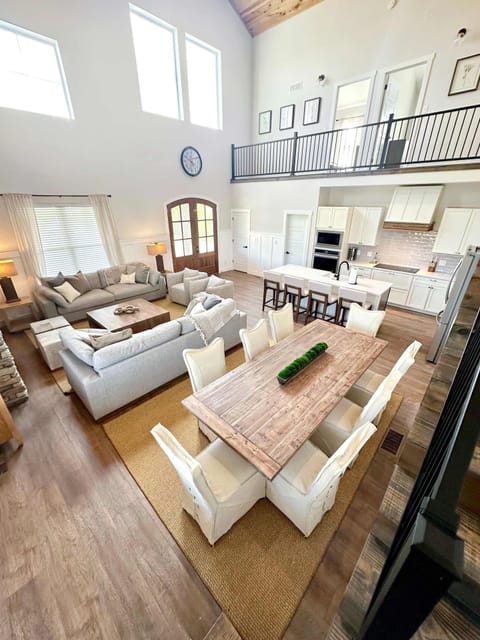 Cook up your culinary dreams in our brand-new, fully stocked farmhouse kitchen! Whether you're preparing a gourmet feast or a simple meal, you'll find everything you need to make it a success. Bon appétit in your home away from home!