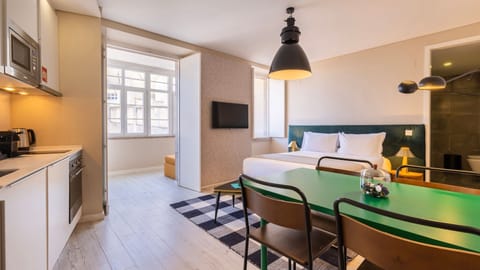 A bright and airy studio with large windows that fill the space with natural sunlight.
#modern #sunlight #comfort #portugal #pt #studio
