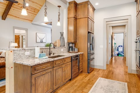 Chef's Gourmet Kitchen w/ Stainless Steel Appliances