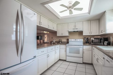 Spacious and beautiful Kitchen at Royal Pelican 182