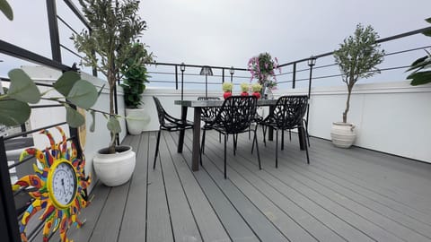 Panoramic Rooftop with incredible views of the City! the Capitol & the Monument!