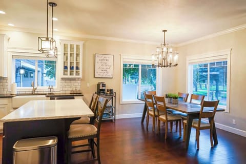 Gather around the table – seating for 6.