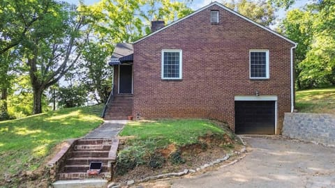 Take a few steps along the sidewalk to reach your South Knoxville cottage retreat. While the garage is not included in the rental, the driveway offers plenty of parking space with a convenient turnaround for multiple vehicles.