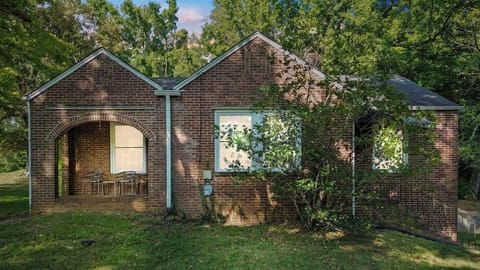 Charming South Knoxville cottage conveniently located near grocery stores, restaurants, and the University of Tennessee, with easy access to a day trip in the Great Smoky Mountains