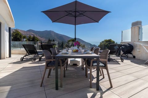 Terraza con comedor exterior