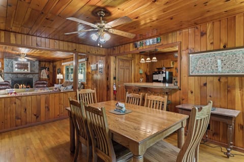 Dining are with table for 6