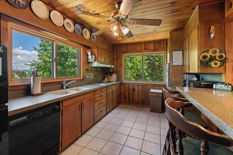 Fully equipped kitchen with stool seating