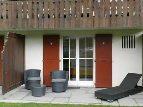 cozy garden seating, south side
