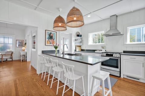 Kitchen Island seats 5