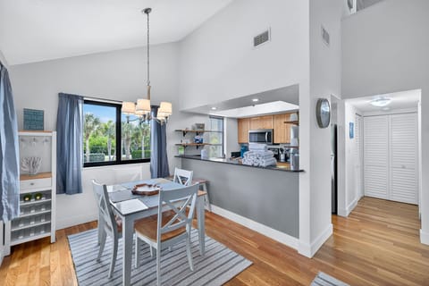 Dining table with seating for (4)