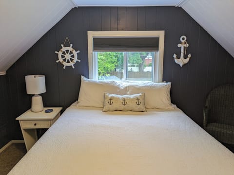 Comfy bed, pillows & sheets.