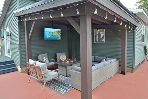 55”Outdoor TV w/ Covered Patio