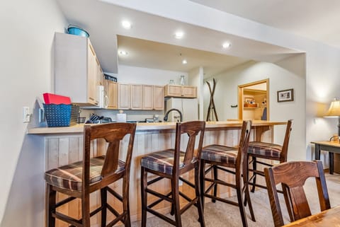 Kitchen: Well-equipped kitchen, drip coffee maker, crockpot, blender, kitchen bar with 4 bar stools