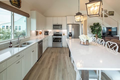 Kitchen and dining area - Light and bright, complete with quartz counter tops and stainless steel appliances.