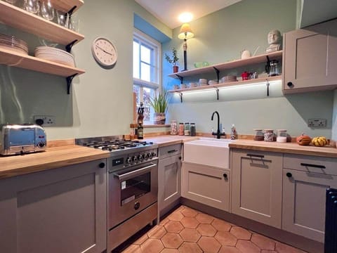 Fully kitted kitchen with designer Bertazzoni gas oven