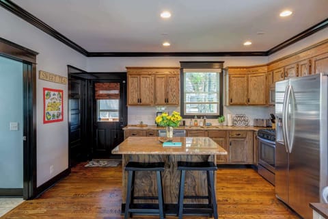 The open Kitchen is very well equipped and offers Counter Seating for 2