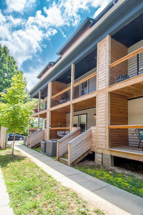 10 mins to Downtown Nashville