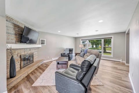 Living room with large-screen TV, seating area for 5 people and a coffee table