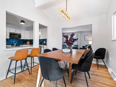 A feast for the eyes! This dining room is a dream come true. So much style, so much space. ✨ #diningroomgoals