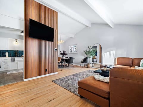 Leather love! This sectional is calling my name.  A comfy haven for movie nights and good company.