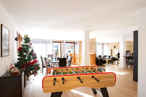 Make lasting memories in this cosy lounge with a foosball table for hours of entertainment. The open layout connects seamlessly to the dining and living areas, ideal for socializing with friends and family.