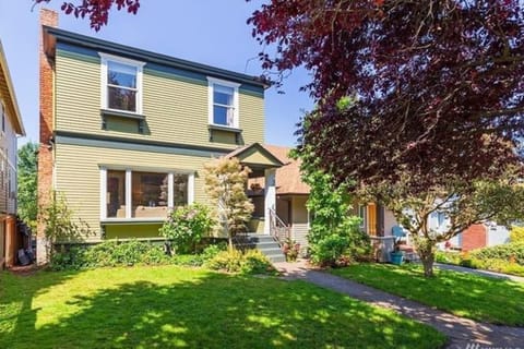 The beautiful shape of the house房子漂亮的外形