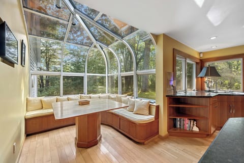 Eat-in kitchen/banquette