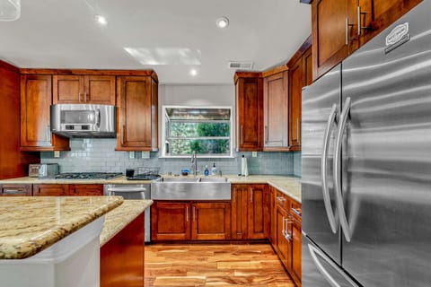 Kitchen: Well-equipped kitchen, updated KitchenAid appliances, kitchen island w/3 bar stools