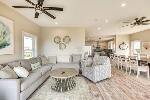 Living Room | Free WiFi | Central Heating & A/C | 3rd Floor