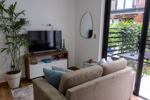Nuesto departamento cuenta con una sala amplia e iluminada con un patio privado.