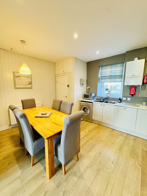 Diner Area ; Seating for 6 and highchair on request (1)