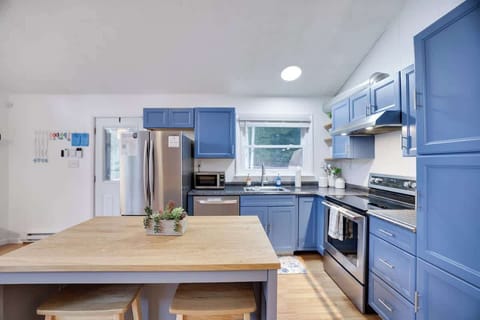 Enjoy the flow between the kitchen and dining area, keeping everyone connected during meal prep!