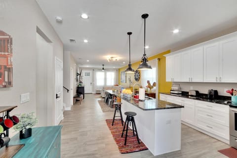 Beautiful Fully Equipped Kitchen