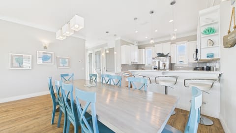 Third floor - Dining table and breakfast bar