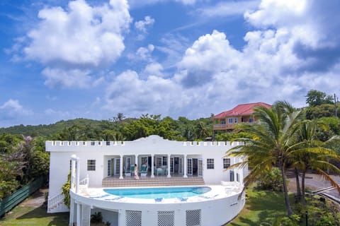 Spacious 3 bed Villa with stunning ocean view, private pool, expansive roof deck